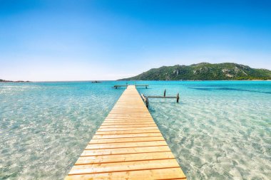 Santa Giulia sahilinde ahşap iskelesi olan şaşırtıcı manzara Akdeniz 'in resimli deniz manzarası. Konum: Santa Giulia, Porto-Vecchio, Korsika, Fransa, Avrupa