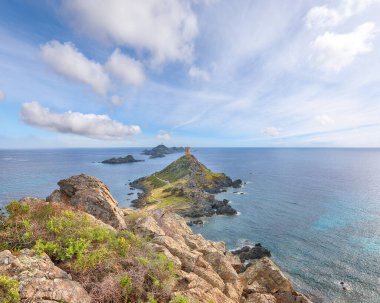 Popüler turizm merkezi Torra di a Parata with Genoese Tower and Archipelago of Sanguinaires Island. Konum: Corse-du-Sud, Ajaccio komünü, Korsika, Fransa, Avrupa