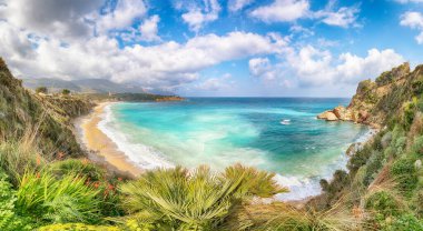 Castellammare del Golfo yakınlarındaki Guidaloca Sahili 'nin inanılmaz deniz manzarası. Popüler seyahat yeri. Konum: Castellammare del Golfo, Trapani ili, Sicilya, İtalya, Avrupa