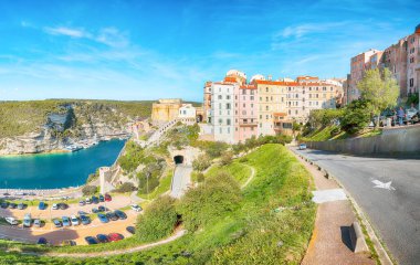 Eski kasaba Bonifacio 'nun inanılmaz manzarası. Akdeniz ve Korsika 'nın popüler seyahat rotası. Konum: Bonifacio, Korsika; Fransa, Avrupa