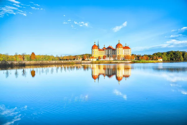Dresden yakınlarındaki Moritzburg Kalesi 'nin görkemli manzarası. Popüler turizm merkezi. Konum: Moritzburg, Saksonya Eyaleti, Almanya, Avrupa
