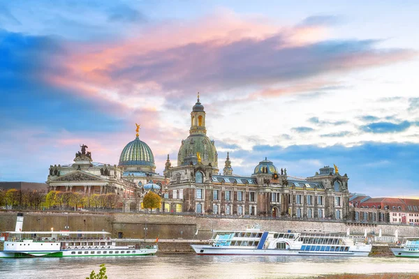 Elbe Nehri 'nde, Kutsal Üçlü ya da Hofkirche Katedrali, Bruehl' s Terrace ya da Avrupa Balkonu: Dresden, Saksonya Eyaleti, Almanya, Avrupa