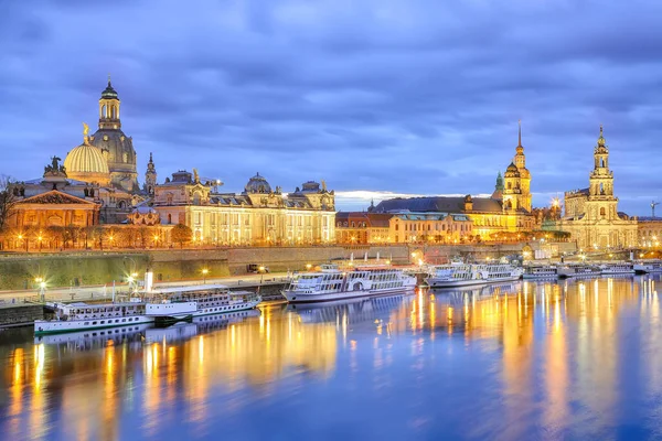 Elbe Nehri 'nde, Kutsal Üçlü ya da Hofkirche Katedrali, Bruehl' s Terrace ya da Avrupa Balkonu: Dresden, Saksonya Eyaleti, Almanya, Avrupa