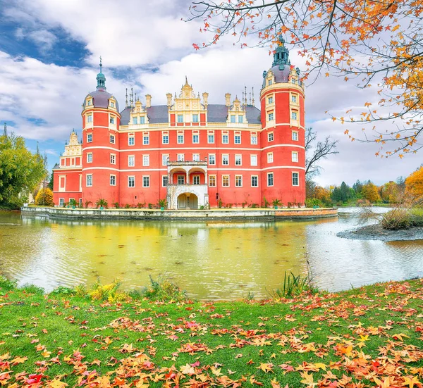 Muskau kalesiyle büyüleyici sonbahar manzarası. UNESCO Dünya Mirası. Konum: Bad Muskau, Saksonya Devleti, Almanya, Avrupa