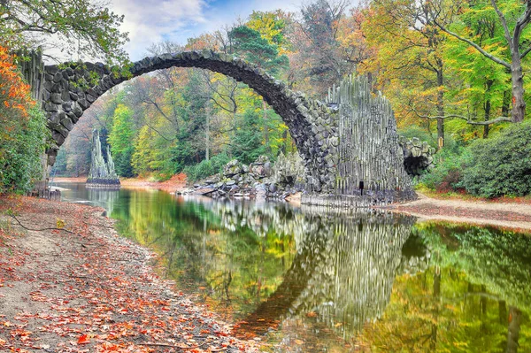 Azalea ve Rhododendron Park Kromlau 'daki muhteşem sonbahar manzarası. Rakotz Köprüsü (Rakotzbrucke, Şeytan Köprüsü) Konumu: Gablenz, Saksonya Eyaleti, Almanya, Avrupa