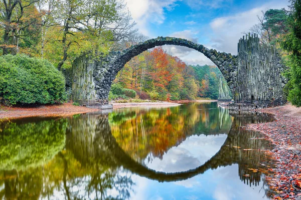 Azalea ve Rhododendron Park Kromlau 'daki şaşırtıcı sonbahar manzarası. Rakotz Köprüsü (Rakotzbrucke, Şeytan Köprüsü) Konumu: Gablenz, Saksonya Eyaleti, Almanya, Avrupa