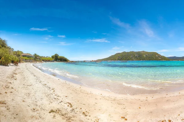 Santa Giulia tatil köyünün muhteşem manzarası. Akdeniz 'in resimli deniz manzarası. Konum: Santa Giulia, Porto-Vecchio, Korsika, Fransa, Avrupa