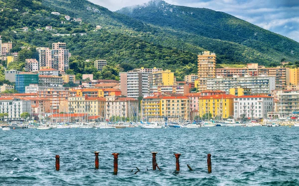 Ajaccio şehri ve limanının görkemli sabah manzarası. Akdeniz 'in popüler turizm beldesi. Konum: Ajaccio, Corse-du-Sud, Corsica, Fransa, Avrupa