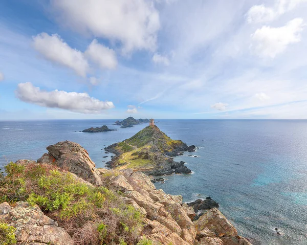 Popüler turizm merkezi Torra di a Parata with Genoese Tower and Archipelago of Sanguinaires Island. Konum: Corse-du-Sud, Ajaccio komünü, Korsika, Fransa, Avrupa