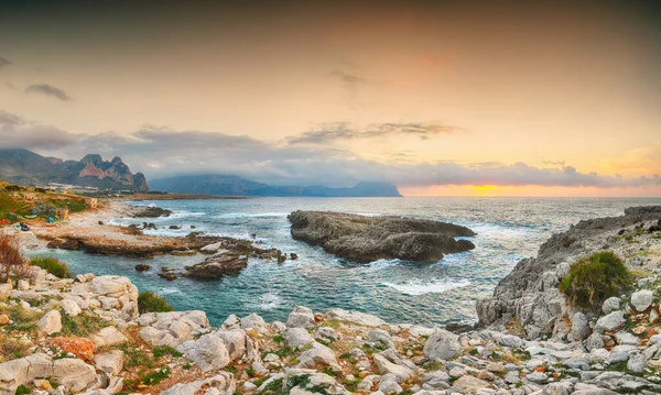 圣维多海景附近的伊索利达海滩迷人的傍晚海景 地中海受欢迎的旅游胜地 San Vito Capo Province Trapani Sicily Italy Europe — 图库照片