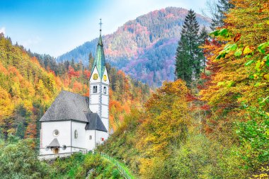 Solcava 'daki Kamnik Alplerinde Karların Aziz Mary Kilisesi' nin fevkalade manzarası. Popüler turizm merkezi Solcava panoramik yolu. Konum: Solcava, Kamnik Alpleri, Slovenya, Avrupa