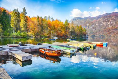 Sonbaharda Bohinj Gölü 'nün teknelerle muhteşem manzarası. Popüler turizm merkezi: Bohinj Belediyesi, Yukarı Carniola Bölgesi, Triglav Ulusal Parkı, Slovenya, Avrupa
