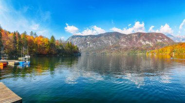 Sonbaharda Bohinj Gölü 'nün teknelerle muhteşem manzarası. Popüler turizm merkezi: Bohinj Belediyesi, Yukarı Carniola Bölgesi, Triglav Ulusal Parkı, Slovenya, Avrupa