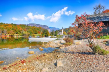 Bohinj Gölü 'ndeki Aziz John Kilisesi' nin hayret verici manzarası. Popüler turizm merkezi: Bohinj Belediyesi, Yukarı Carniola Bölgesi, Triglav Ulusal Parkı, Slovenya, Avrupa