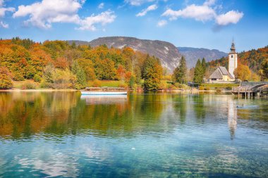 Bohinj Gölü 'ndeki Aziz John Kilisesi' nin muhteşem manzarası. Popüler turizm merkezi: Bohinj Belediyesi, Yukarı Carniola Bölgesi, Triglav Ulusal Parkı, Slovenya, Avrupa