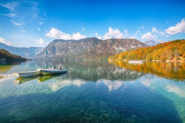 Sonbaharda Bohinj Gölü 'nün teknelerle muhteşem manzarası. Popüler turizm merkezi: Bohinj Belediyesi, Yukarı Carniola Bölgesi, Triglav Ulusal Parkı, Slovenya, Avrupa