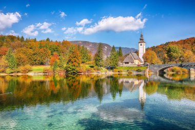 Bohinj Gölü 'ndeki Aziz John Kilisesi' nin hayret verici manzarası. Popüler turizm merkezi: Bohinj Belediyesi, Yukarı Carniola Bölgesi, Triglav Ulusal Parkı, Slovenya, Avrupa