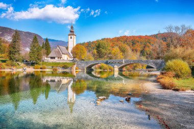 Bohinj Gölü 'ndeki Aziz John Kilisesi' nin hayret verici manzarası. Popüler turizm merkezi: Bohinj Belediyesi, Yukarı Carniola Bölgesi, Triglav Ulusal Parkı, Slovenya, Avrupa