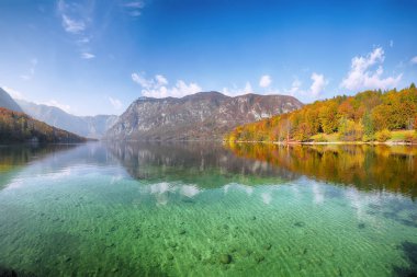 Sonbahar zamanı Bohinj Gölü 'nün muhteşem manzarası. Popüler turizm merkezi: Bohinj Belediyesi, Yukarı Carniola Bölgesi, Triglav Ulusal Parkı, Slovenya, Avrupa