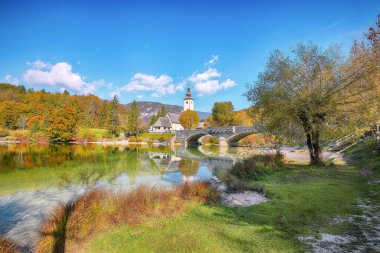 Bohinj Gölü 'ndeki Aziz John Kilisesi' nin hayret verici manzarası. Popüler turizm merkezi: Bohinj Belediyesi, Yukarı Carniola Bölgesi, Triglav Ulusal Parkı, Slovenya, Avrupa