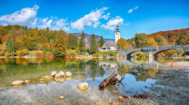 Bohinj Gölü 'ndeki Aziz John Kilisesi' nin muhteşem manzarası. Popüler turizm merkezi: Bohinj Belediyesi, Yukarı Carniola Bölgesi, Triglav Ulusal Parkı, Slovenya, Avrupa