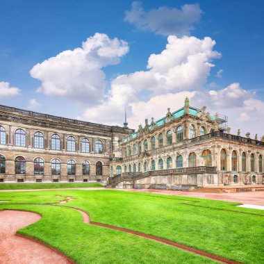 Ünlü Zwinger Sarayı (Der Dresdnen Zwinger) Dresden Sanat Galerisi 'nin hayret verici manzarası. Konum: Dresden, Saksonya Devleti, Almanya, Avrupa