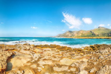 San Vito Burnu yakınlarındaki Isolidda Sahili 'nin inanılmaz deniz manzarası. Monte Cofano Ulusal Parkı 'nın popüler seyahat yeri. Konum: San Vito Lo Capo, Trapani ili, Sicilya, İtalya, Avrupa