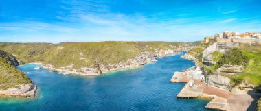 Eski kasaba Bonifacio 'nun inanılmaz manzarası. Akdeniz ve Korsika 'nın popüler seyahat rotası. Konum: Bonifacio, Korsika; Fransa, Avrupa