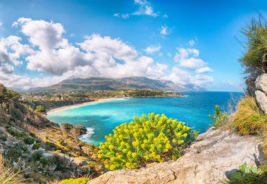Castellammare del Golfo yakınlarındaki Guidaloca Sahili 'nin muhteşem deniz manzarası. Popüler seyahat yeri. Konum: Castellammare del Golfo, Trapani ili, Sicilya, İtalya, Avrupa
