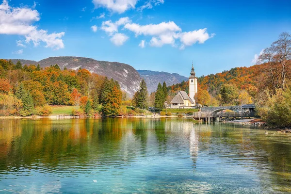 호수에 교회의 놀라운 인기있는 관광지 Municipality Bohinj Upper Carniola Region — 스톡 사진