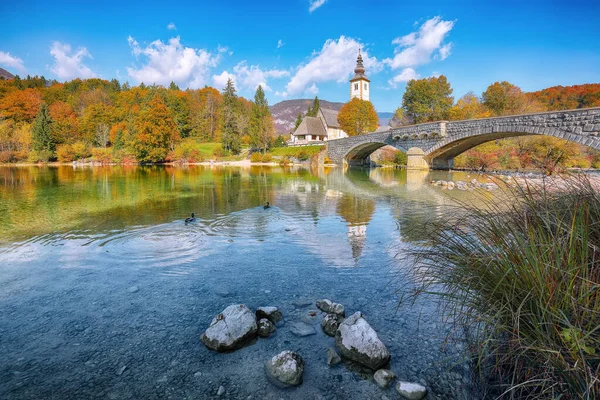 位于Bohinj湖上的圣约翰浸信会教堂令人惊叹的景象 斯洛文尼亚Triglav国家公园上Carniola地区Bohinj市 — 图库照片