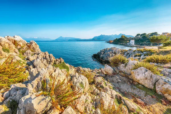 Sant Elia村阳光灿烂的一天地中海受欢迎的旅游胜地 Sant Elia Santa Flavia Province Palermo Sicily Italy — 图库照片