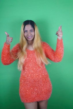 Gülümseyen kadın yeşil arka planda dururken, Nikita Dev