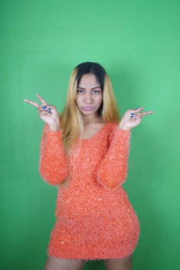 Yeşil arka planda el kol hareketi yapan güzel kadın Nikita Dev.