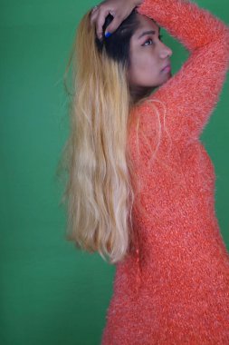 Düşünceli kadın yeşil arka planda başka tarafa bakıyor, Nikita Dev.