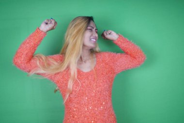 Şaşı bakışlı sarışın kadın, Nikita Dev.