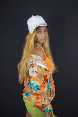 Omzunun üstünden bakan şapkalı sarışın kadın, Nikita Dev.