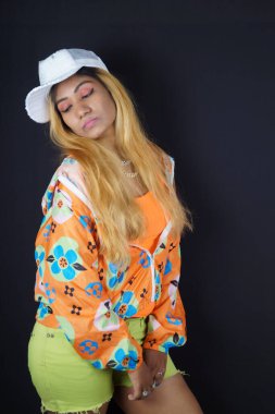 Beyzbol şapkalı rapçi aşağıya bakıyor, Nikita Dev