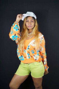 Siyah arka planda beyzbol şapkası takan rapçi Nikita Dev