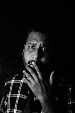 Siyah arka planda sigara içen yakışıklı adam, Santosh Kharat.