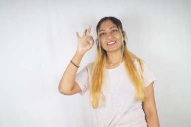 Beyaz arka planda el kol hareketi yapan mutlu kadın.