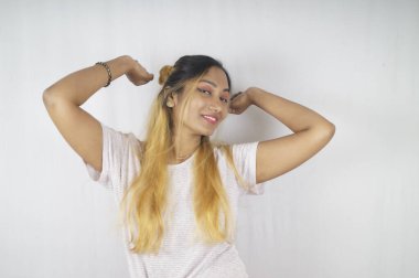 Beyaz arka planda yorgun bir kadın