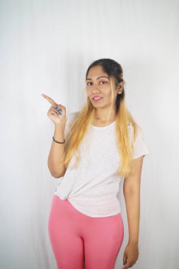 Beyaz arka planda gülümseyen kadın