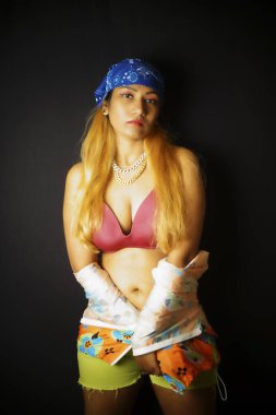 Siyah arka planda kendine güvenen bir kadın.