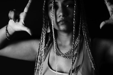 Güzel bir kadın siyah arka planda jest yapıyor.