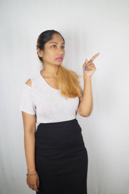 Düşünceli kadın beyaz arka planda başka tarafa bakıyor.