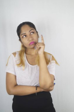 Beyaz arka plan üzerinde duran güzel kadın