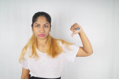 Beyaz arka planda el kol hareketi yapan güzel kadın.