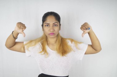 Beyaz arka planda reddedilme jesti olan kızgın bir kadın.