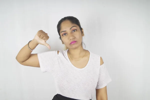 Mulher Irritada Mostrando Polegar Para Baixo Branco Contra Fundo Branco — Fotografia de Stock